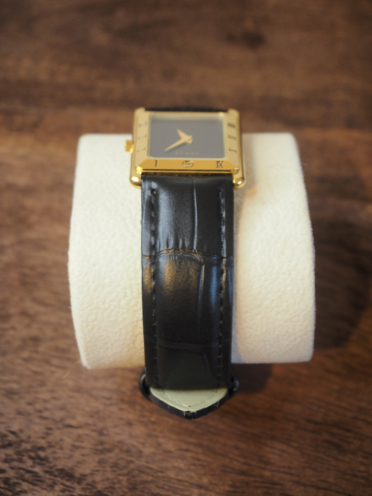 Gucci 4200M plaqué or, cadran noir