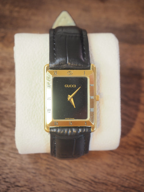 Gucci 4200M plaqué or, cadran noir