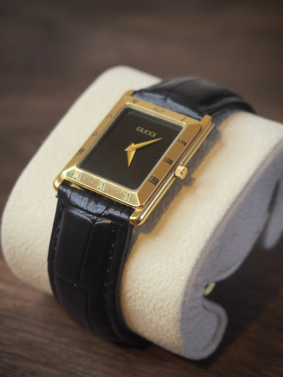 Gucci 4200M plaqué or, cadran noir