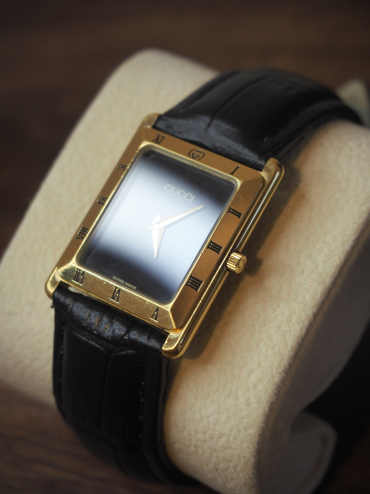 Gucci 4200M plaqué or, cadran noir