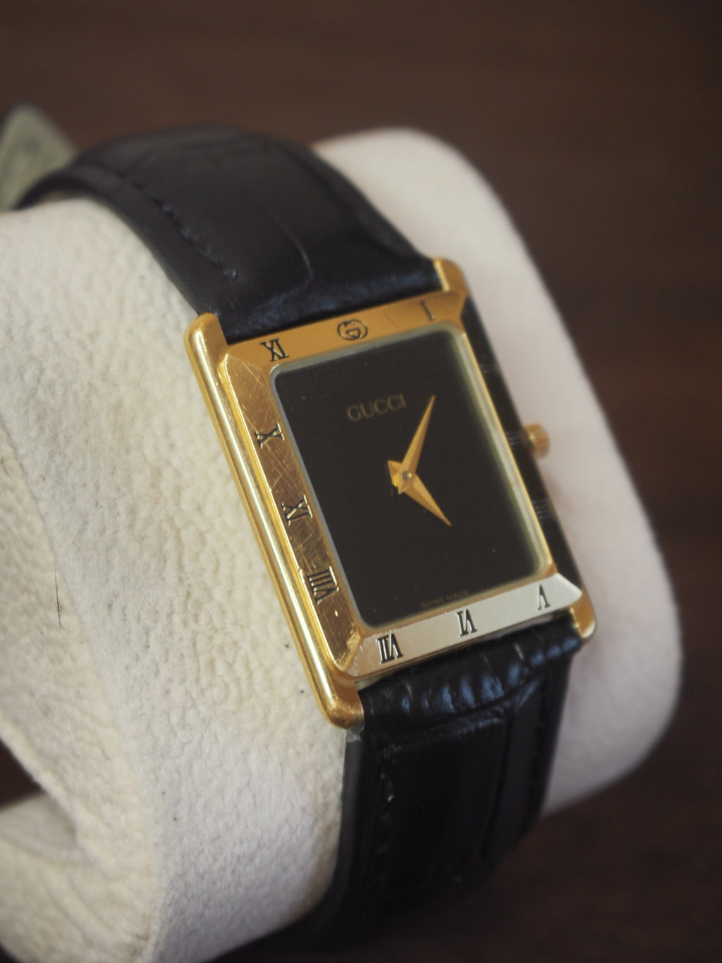 Gucci 4200M plaqué or, cadran noir