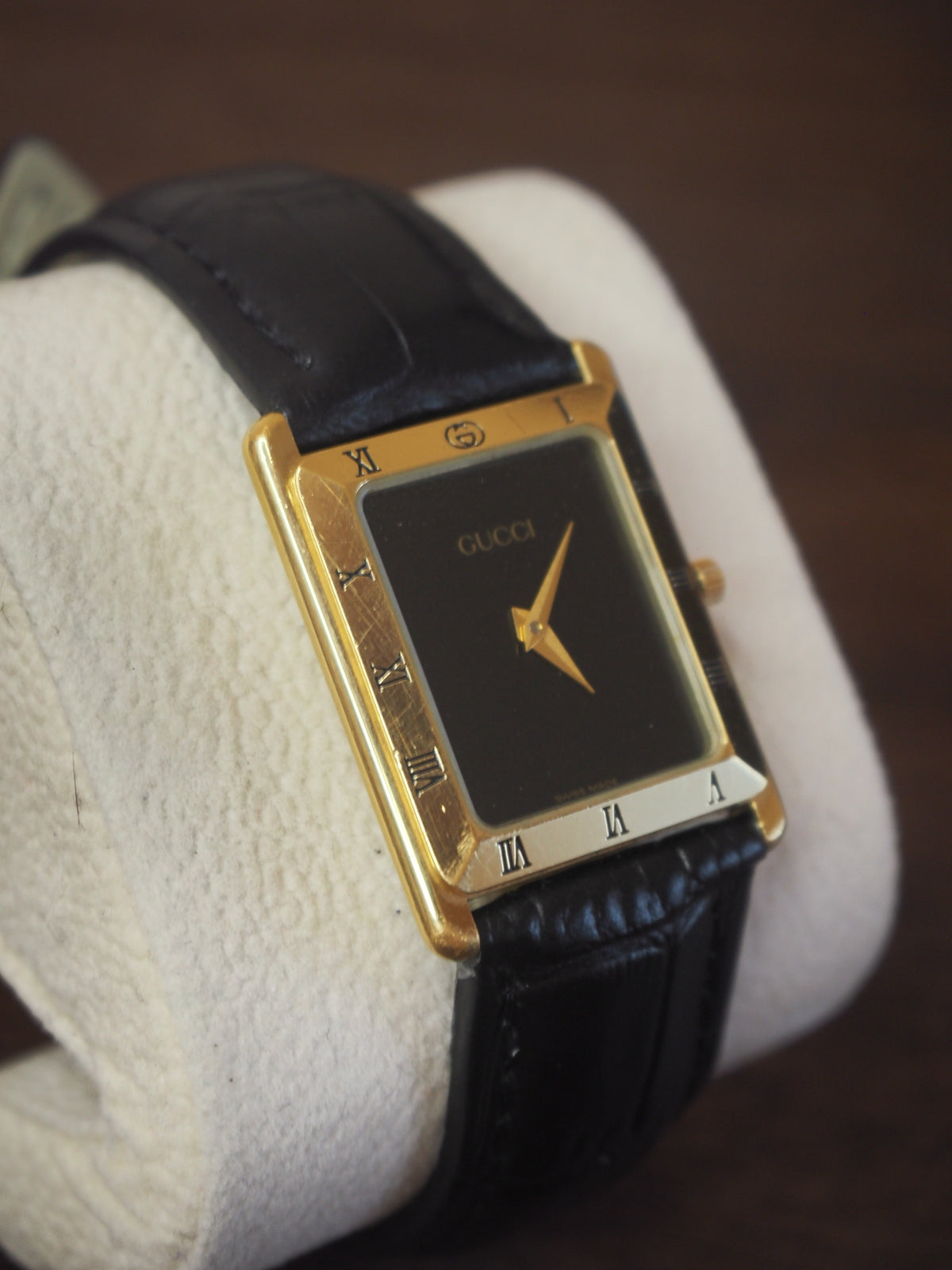 Gucci 4200M plaqué or, cadran noir